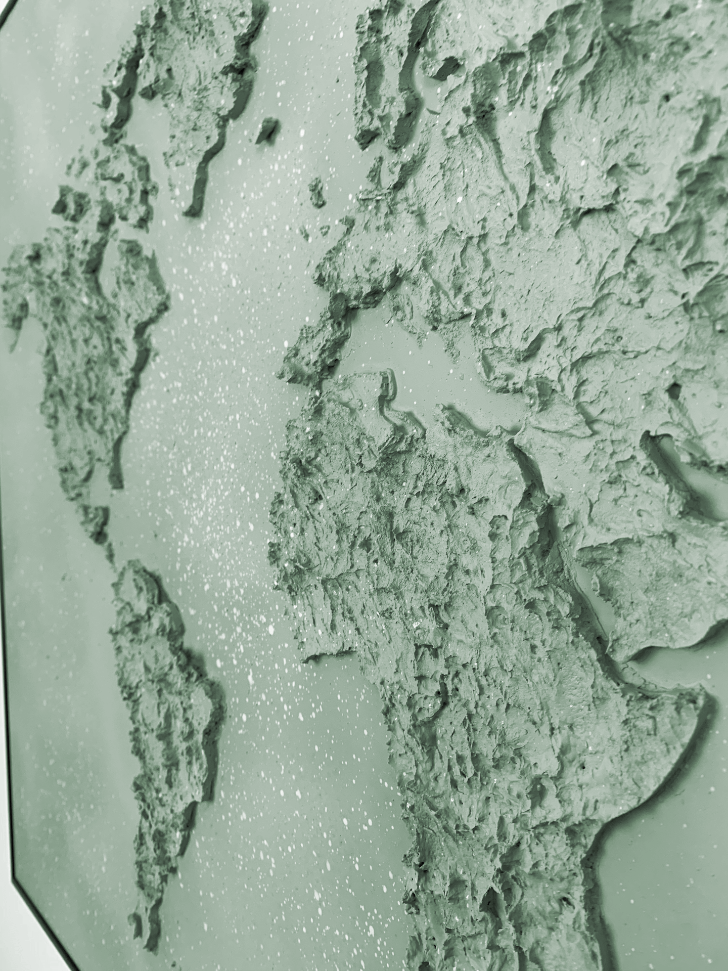 tableau mappemonde feuilles de chêne en relief, vue zoomée, rapprochée