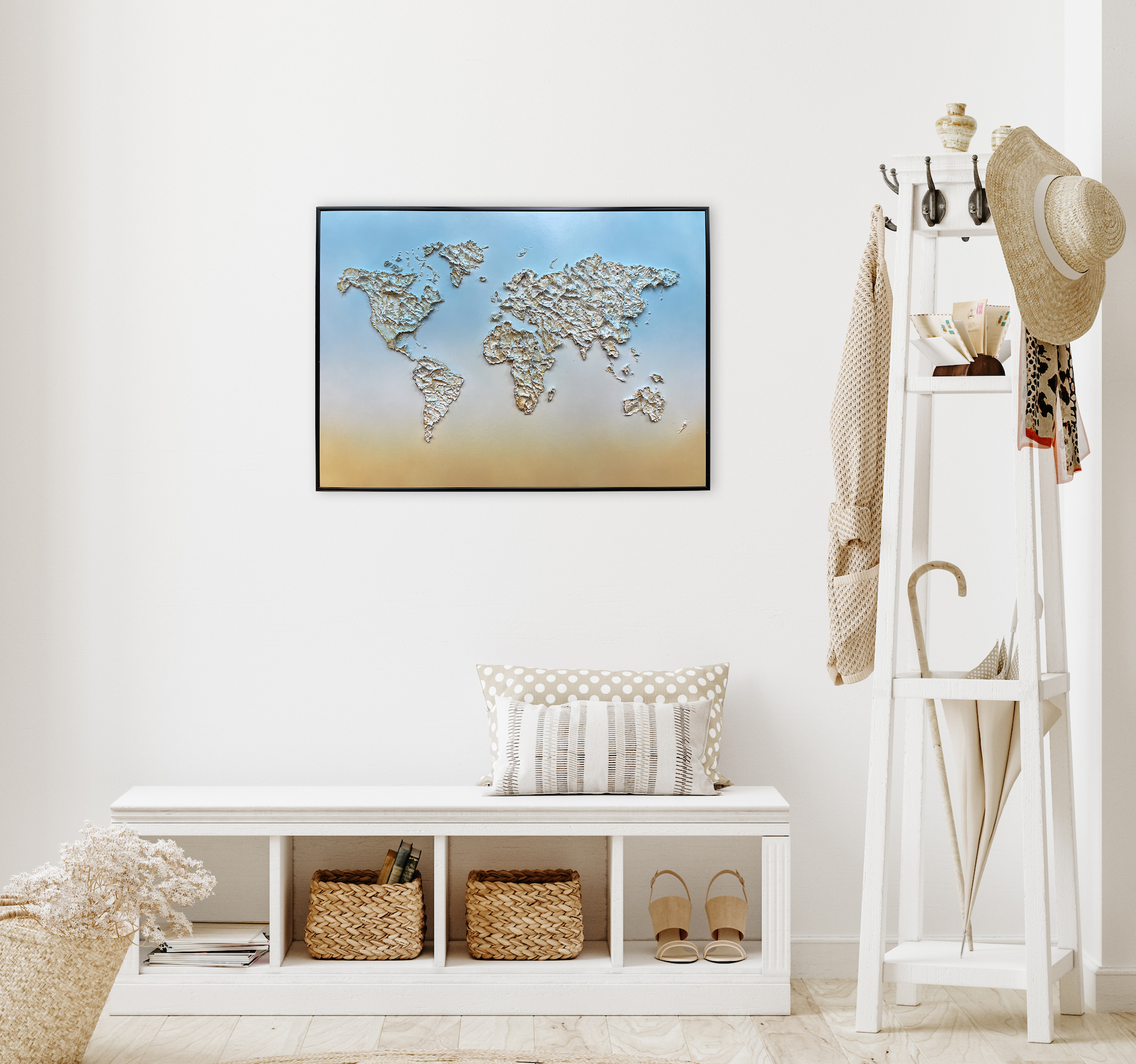 Tableau mappemonde en relief 50x70cm dans un décor blanc beige design