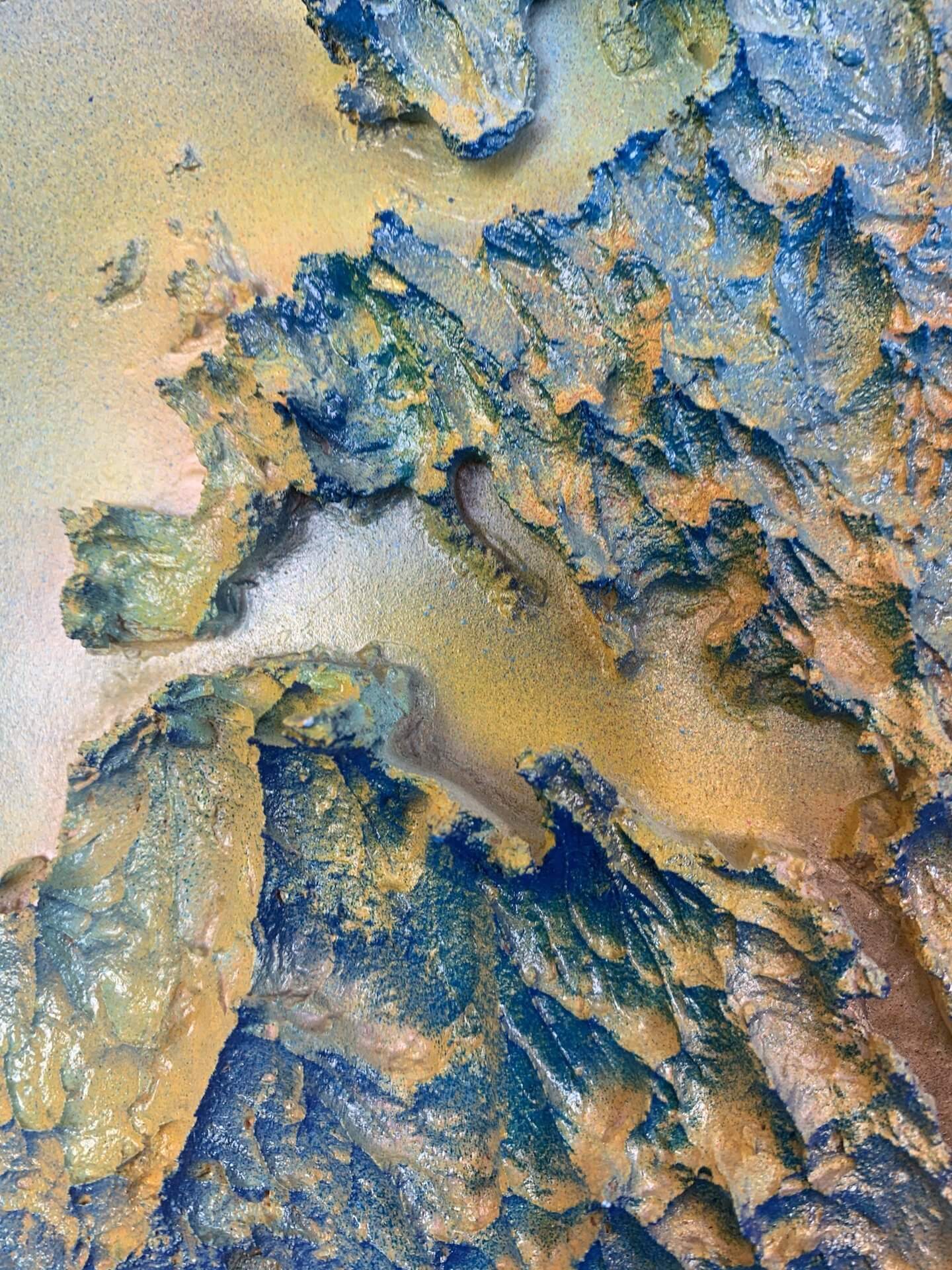 Zoom sur le relief de la mappemonde corail artisanale