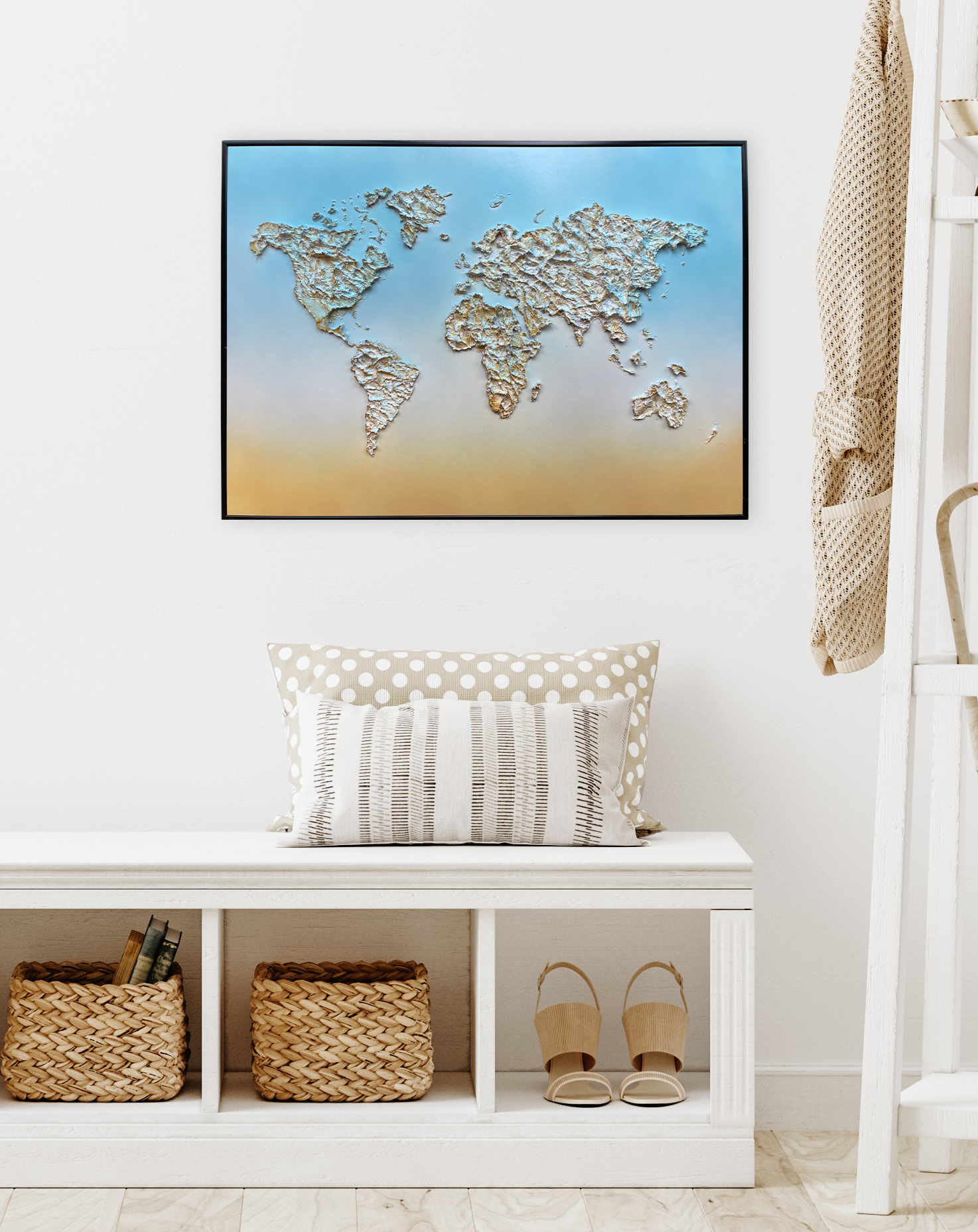 Tableau mappemonde en relief 50x70cm dans un décor blanc beige design