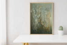 Charger l&#39;image dans la galerie, tableau abstrait or vert mis en scène avec cadre 
