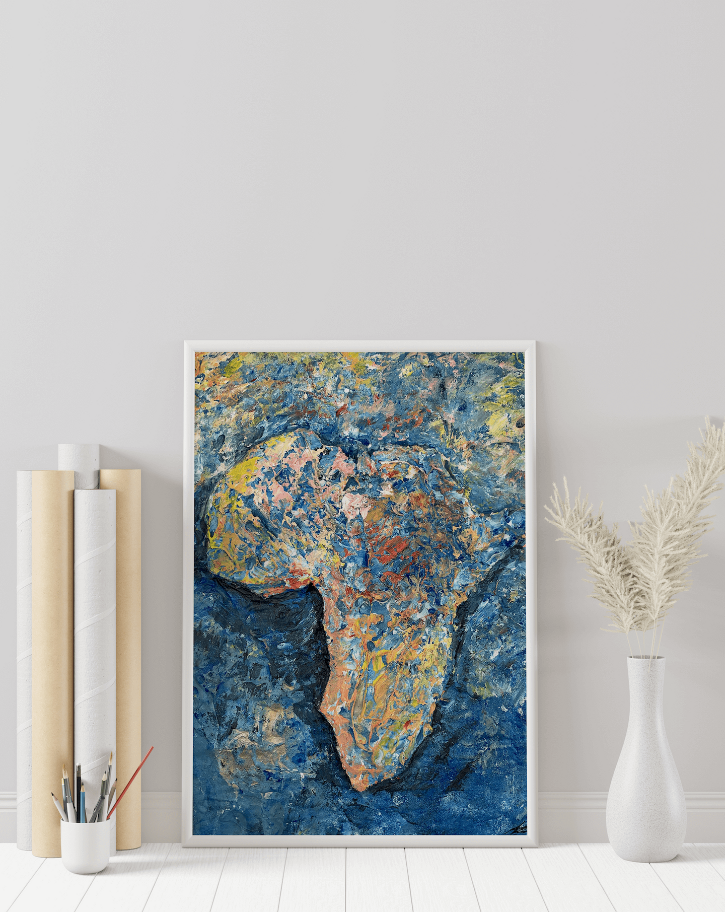 Tableau de carte de l'afrique en relief, vue dans un salon déco et design blanc