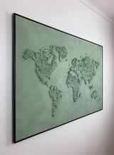 Charger l&#39;image dans la galerie, tableau mappemonde vert d&#39;eau, en relief, feuilles de chêne, 50x100cm vue transversale
