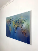 Charger l&#39;image dans la galerie, Vue transversale de la mappemonde corail en relief, sur mur blanc. Dimensions : 50x70cm
