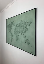 Charger l&#39;image dans la galerie, tableau mappemonde feuilles de chêne, couleur vert d&#39;eau, 50X100cm, Vue en biais

