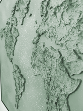 Charger l&#39;image dans la galerie, tableau mappemonde feuilles de chêne en relief, vue zoomée, rapprochée

