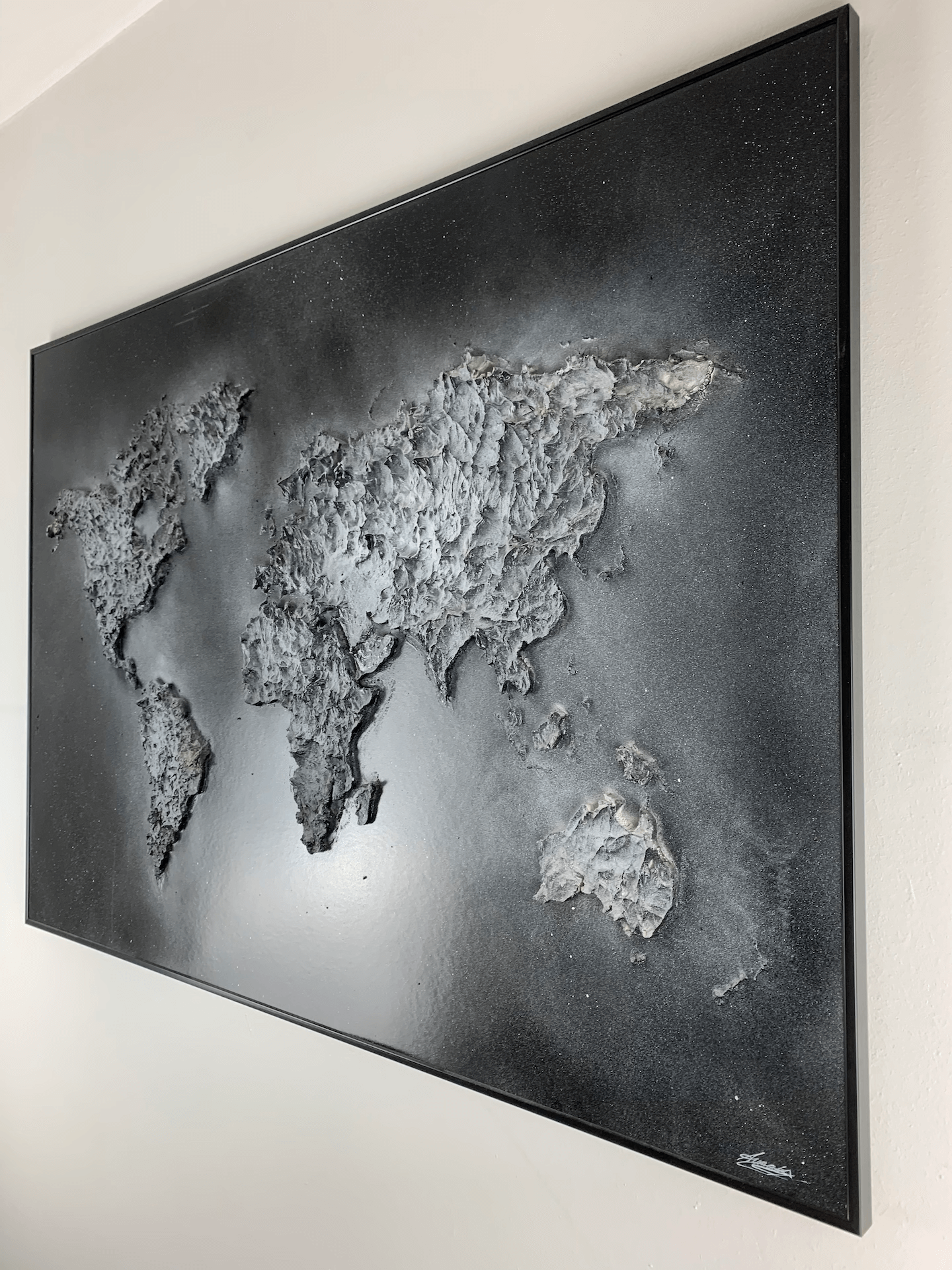 vue transversale de la mappemonde en relief black & white en 70x100cm, peinte à l'acrylique