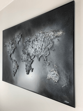 Charger l&#39;image dans la galerie, vue transversale de la mappemonde en relief black &amp; white en 70x100cm, peinte à l&#39;acrylique
