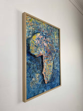 Charger l&#39;image dans la galerie, Tableau de carte de l&#39;afrique en relief multicolore en 30x40cm vue de profil.
