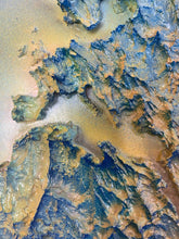 Charger l&#39;image dans la galerie, Zoom sur le relief de la mappemonde corail artisanale

