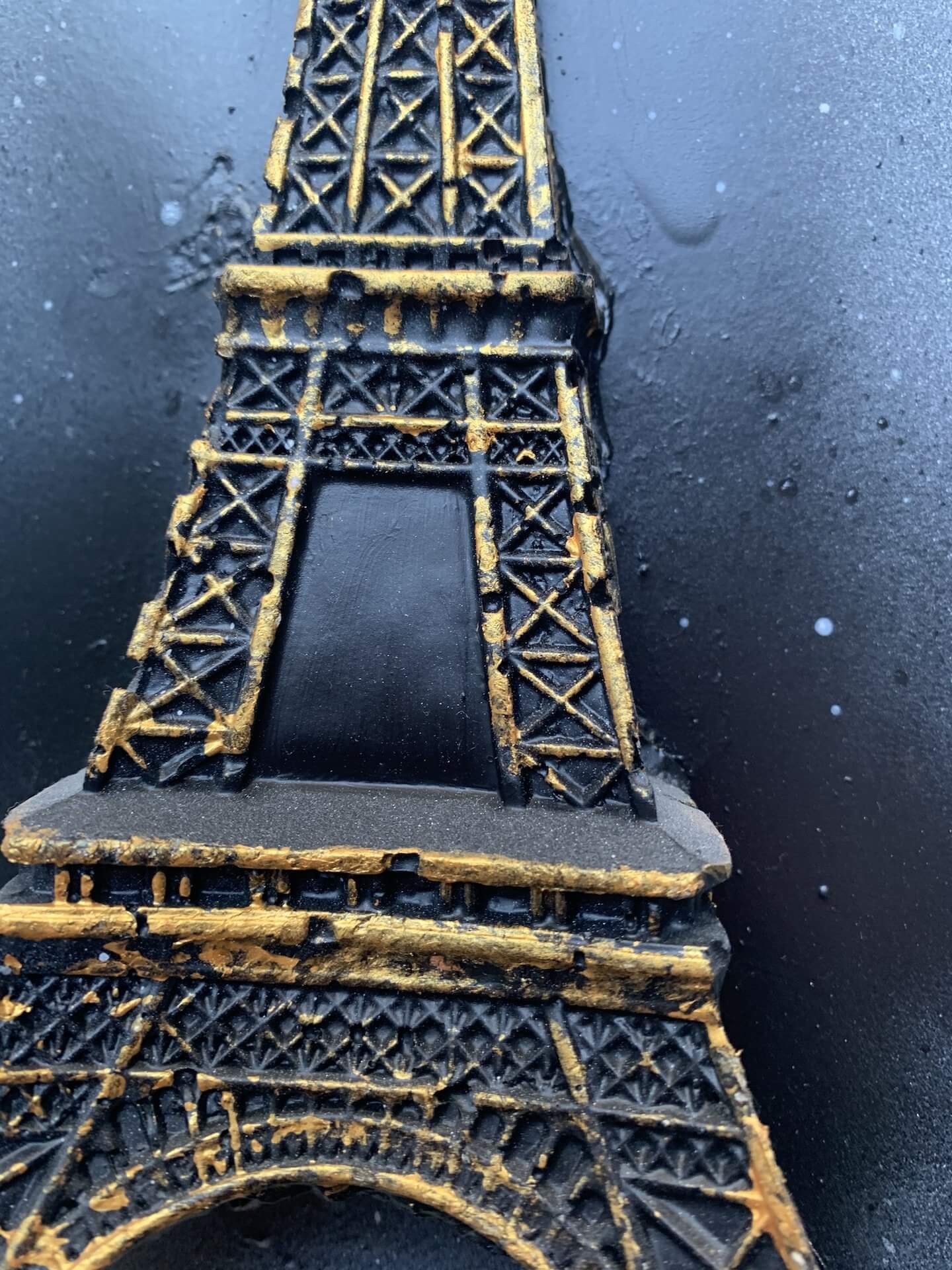 zoom sur le relief du tableau de la tour eiffel blackgold