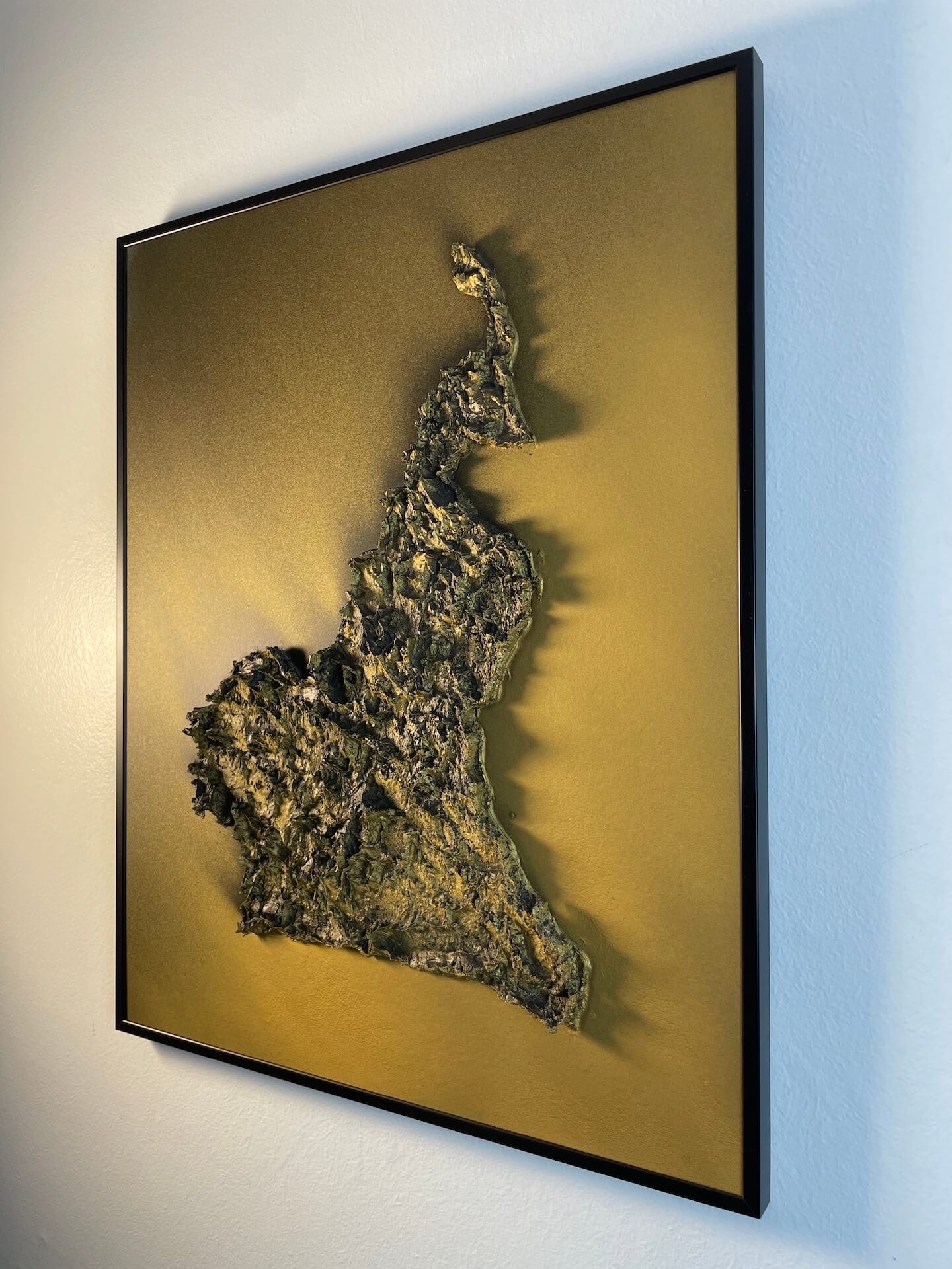 Tableau du Cameroun en relief, vue de profil, 40x50cm, noir et or